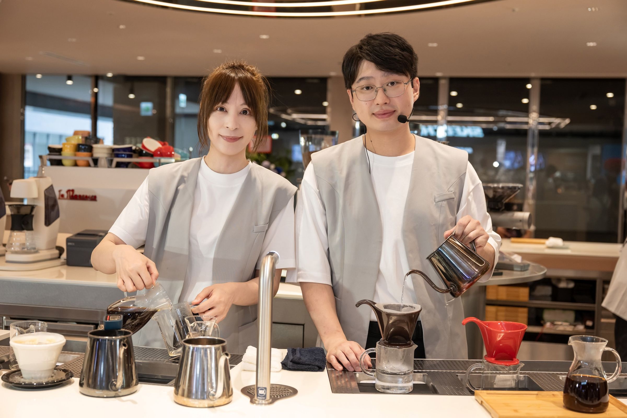COFFEE LOVER’s PLANET擁有多位優秀咖啡師駐店，包括2023年台灣手沖咖啡冠軍陳俊宏（右）、2026台灣區手沖咖啡錦標賽冠軍陳慧玲（左）。（UCC提供）