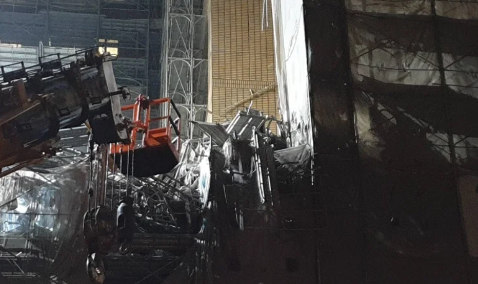 台大醫院工地鷹架昨日發生倒塌，今日凌晨在鷹架堆中尋獲失聯移工遺體。（翻攝畫面）