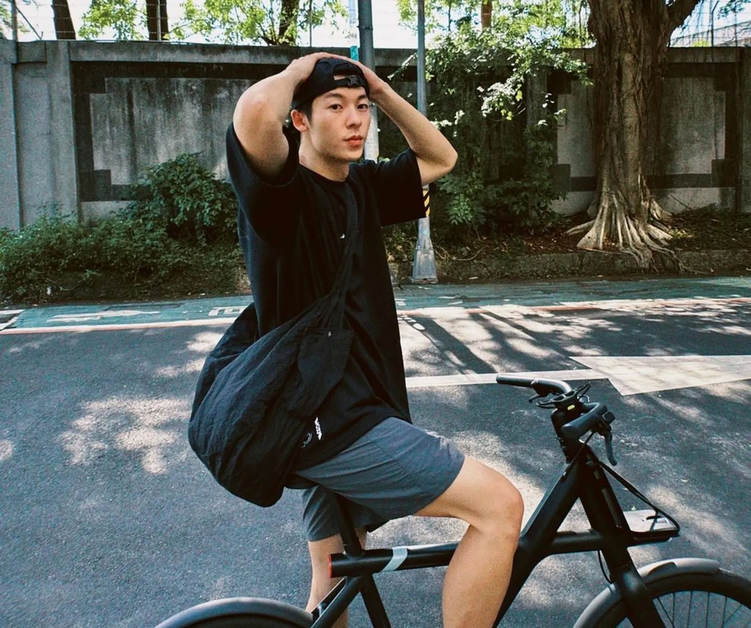許光漢入伍服役,在成功嶺的新訓中心依然有大批新兵想偶遇他,他的一舉一動也被時刻盯緊,還被分享到網上。(翻攝許光漢微博)