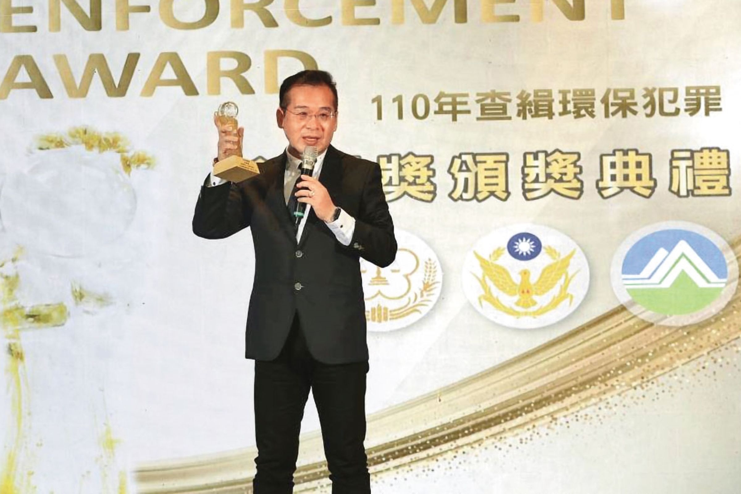 李健育常利用出差機會，對隨行的女同仁或現場女性員工做出猥褻行為。圖為他出席金環獎頒獎典禮致詞。（翻攝環境部官網）