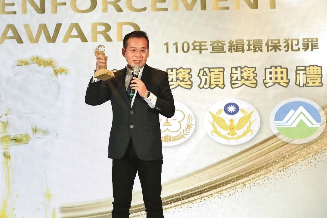 李健育常利用出差機會，對隨行的女同仁或現場女性員工做出猥褻行為。圖為他出席金環獎頒獎典禮致詞。（翻攝環境部官網）