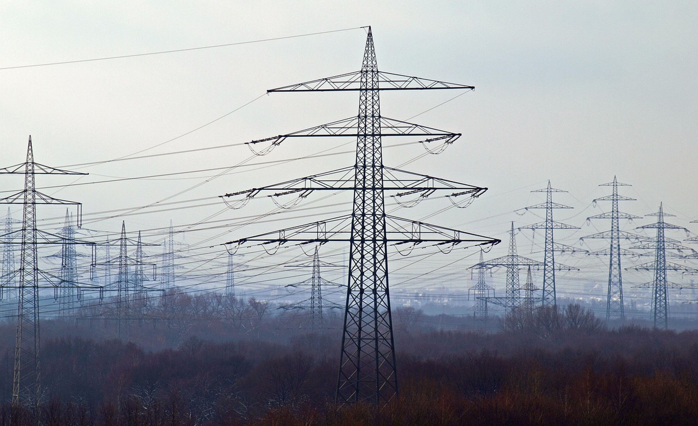 笨賊誤剪高壓電線，害整條路黑漆漆大停電。（示意圖；pixabay）