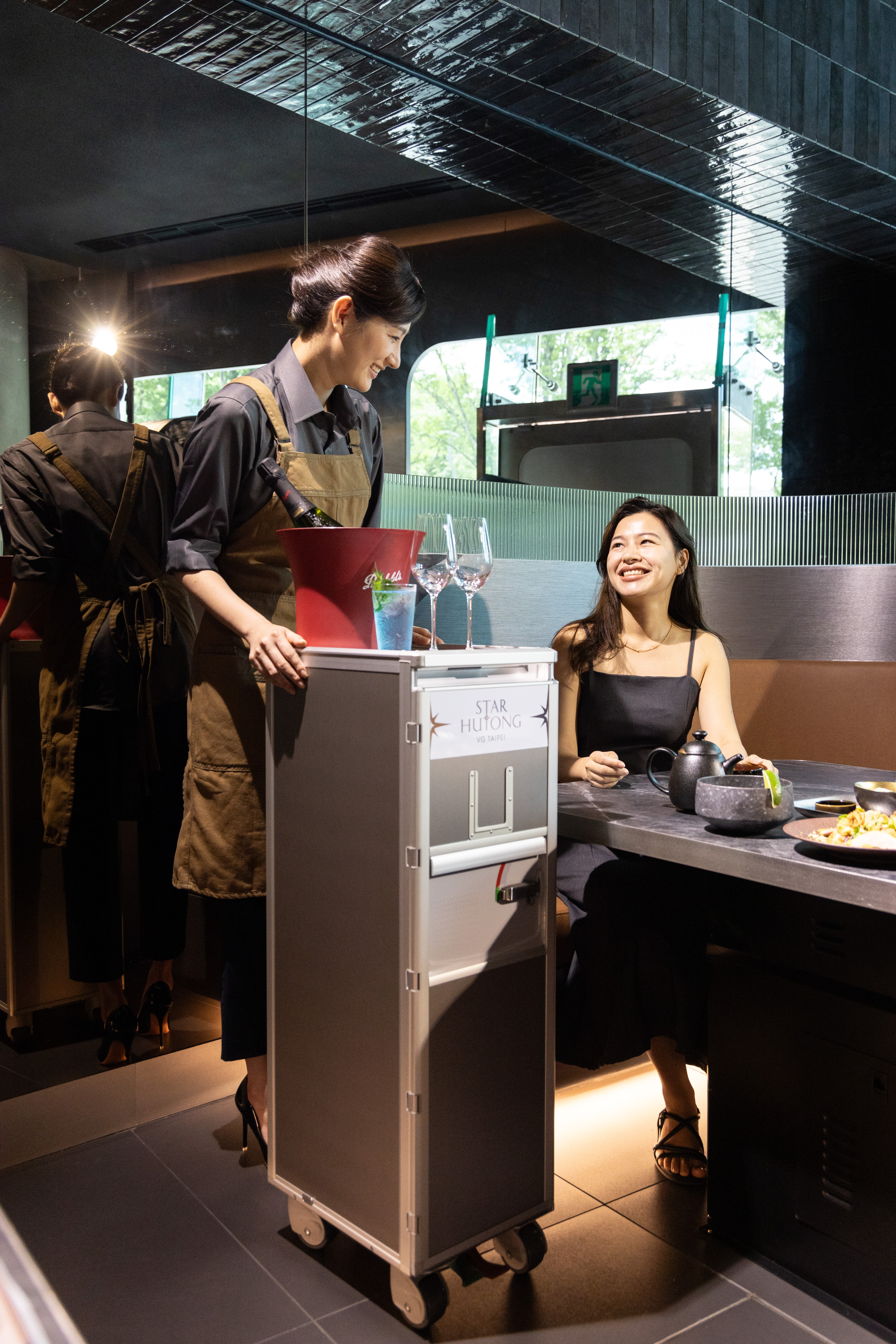 模擬空服員機上送餐的「航空餐車」服務，是店內一大亮點。