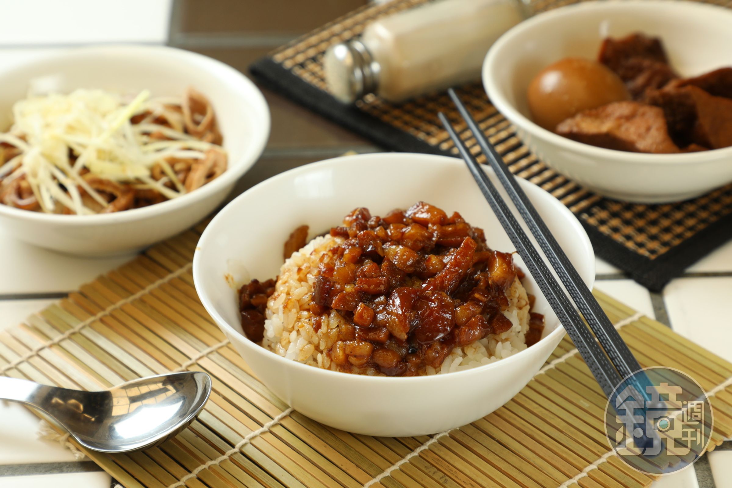 「純發魯肉飯」雖然使用全肥的肉，」但吃起來完全不油膩。（35元／份）
