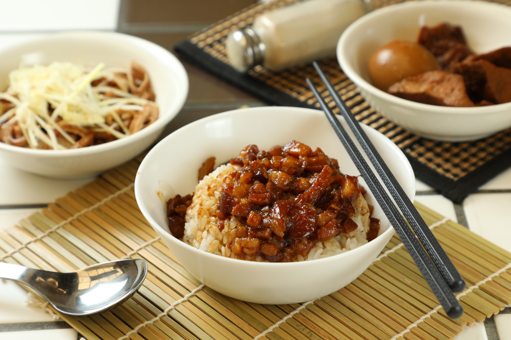 「純發魯肉飯」雖然使用全肥的肉，」但吃起來完全不油膩。（35元／份）