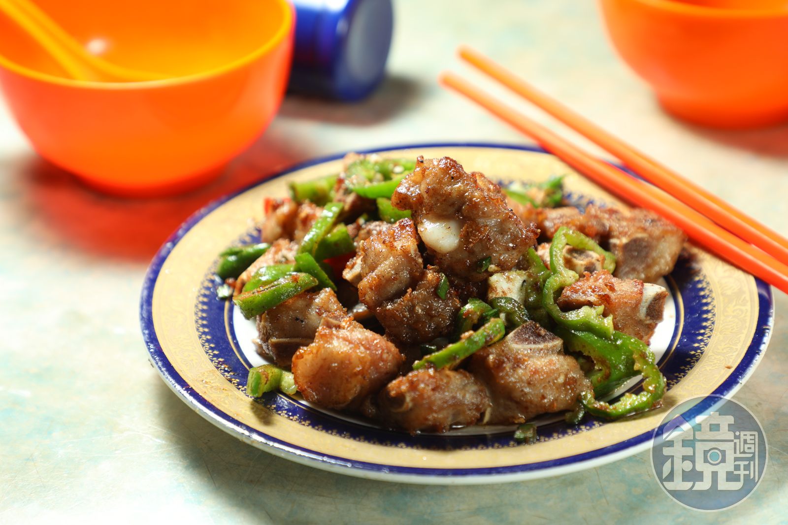 只略微過油的「椒鹽排骨」，鹹香適口，也是盛記的必點菜。（港幣81元／份，約NT$305）