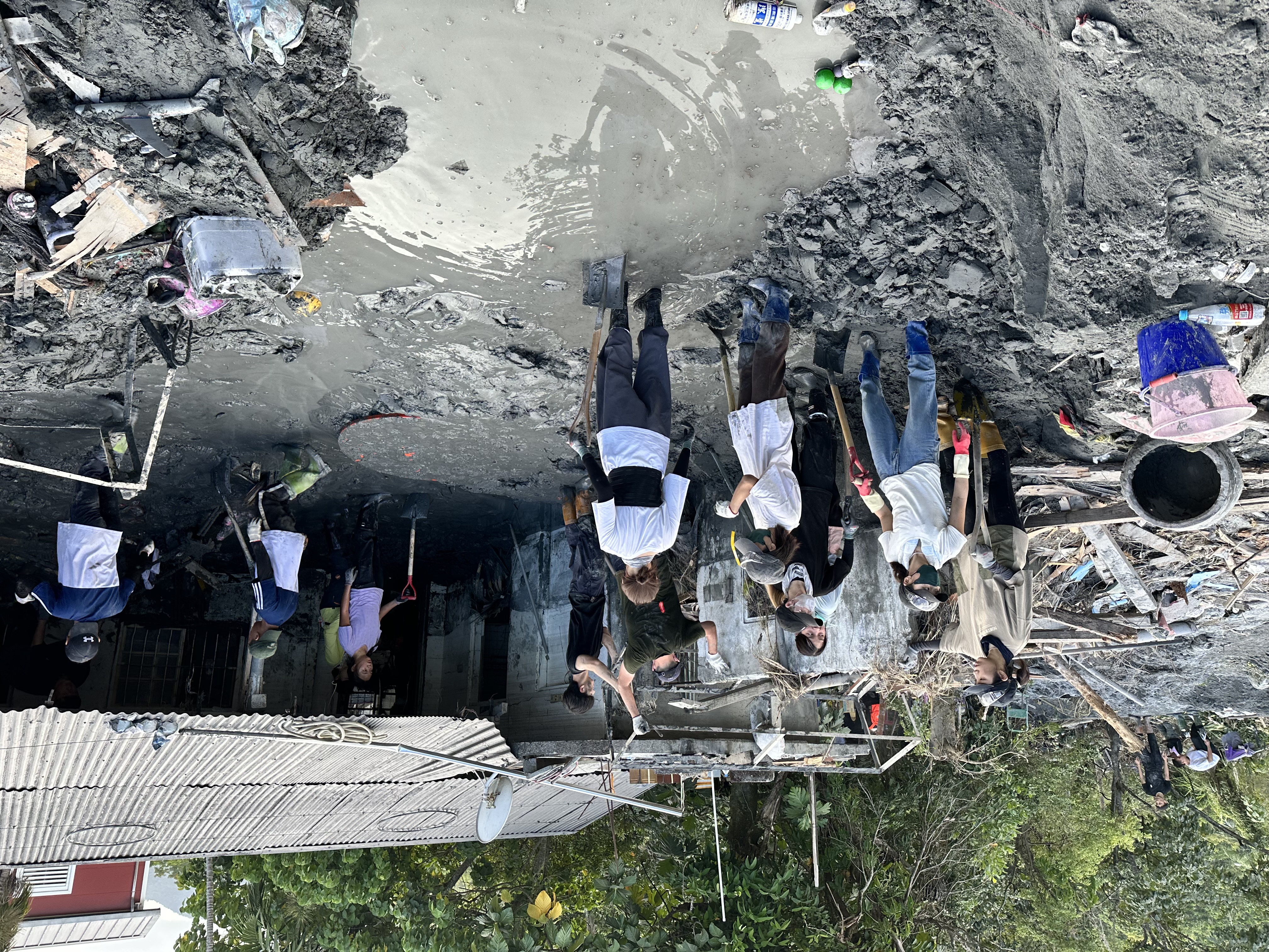 花蓮光復鄉大華村阿美族部落青年聯手鏟子超人清淤。