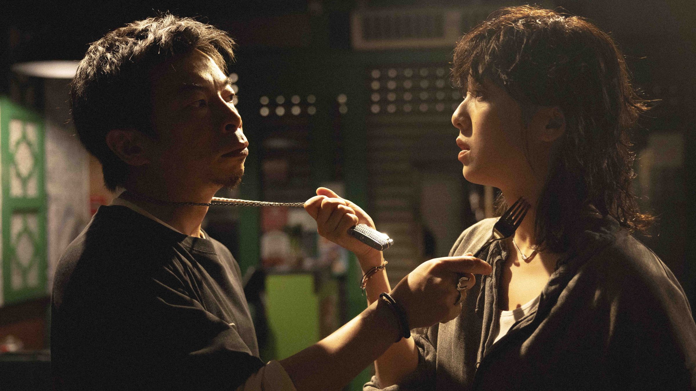 黑色幽默港片《善男信女》的茶餐廳老闆與打工妹因「一碗做錯的外送餐點」而結下樑子。(光年映畫提供)