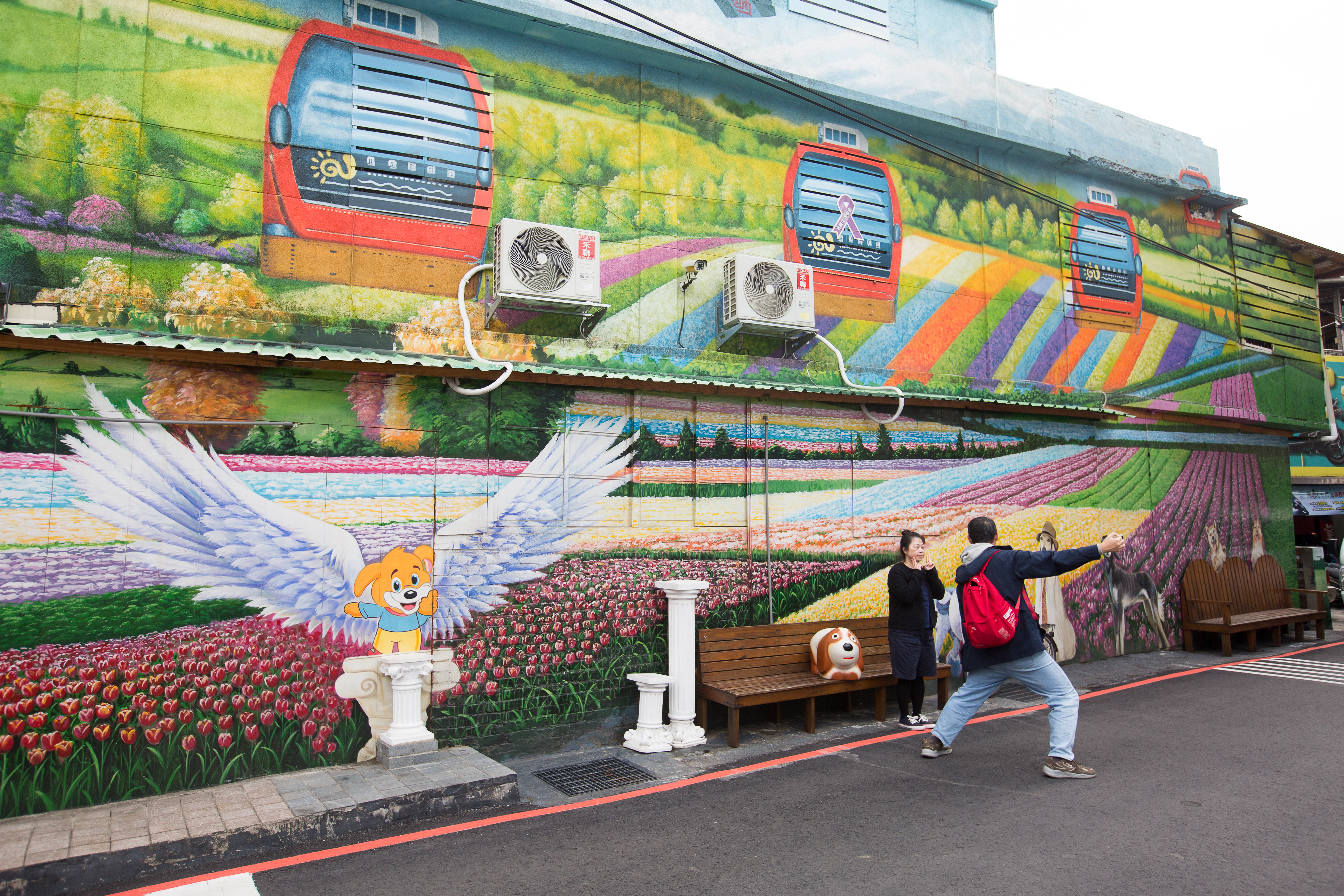 彰化縣忠權社區的居民發揮巧思，使日常街景宛如畫作般繽紛、充滿創意。