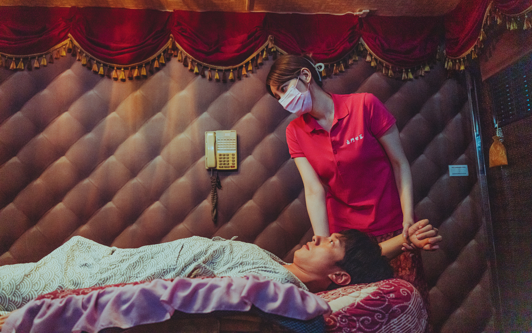 劉俊謙（下）在〈站一個晚上〉表現「凸」出，被觀眾封為港版「坂口健太郎」。（Netflix提供）