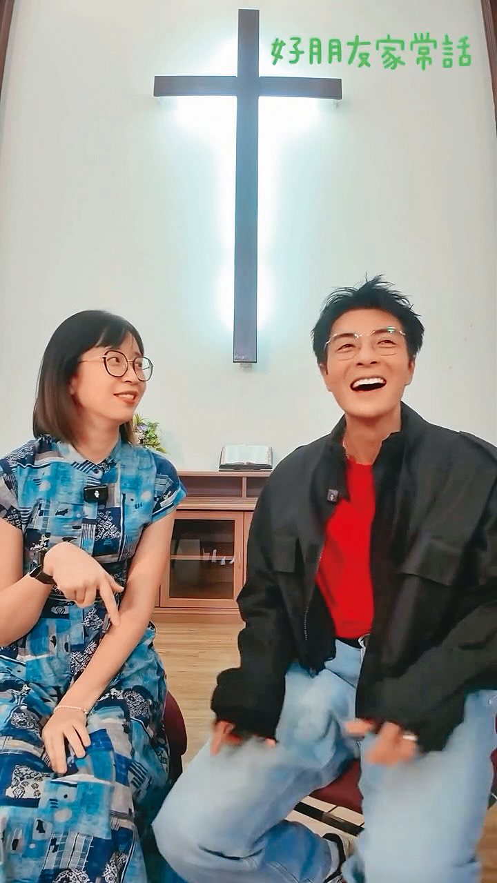 江耀崙(右)除演藝工作外,兩年前開始也在自製節目《好朋友家常話》中,找來圈外好友聊昔日往事。(翻攝自江耀崙IG)