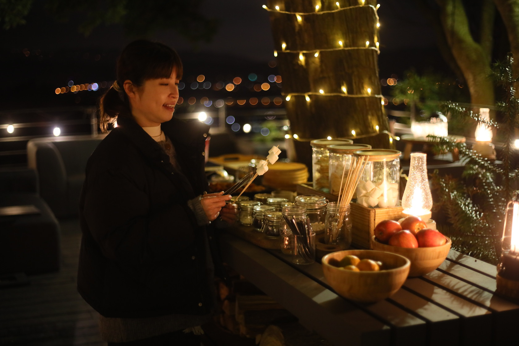 晚餐過後，營火區已準備好雞湯，手工餅乾和各種飲品。
