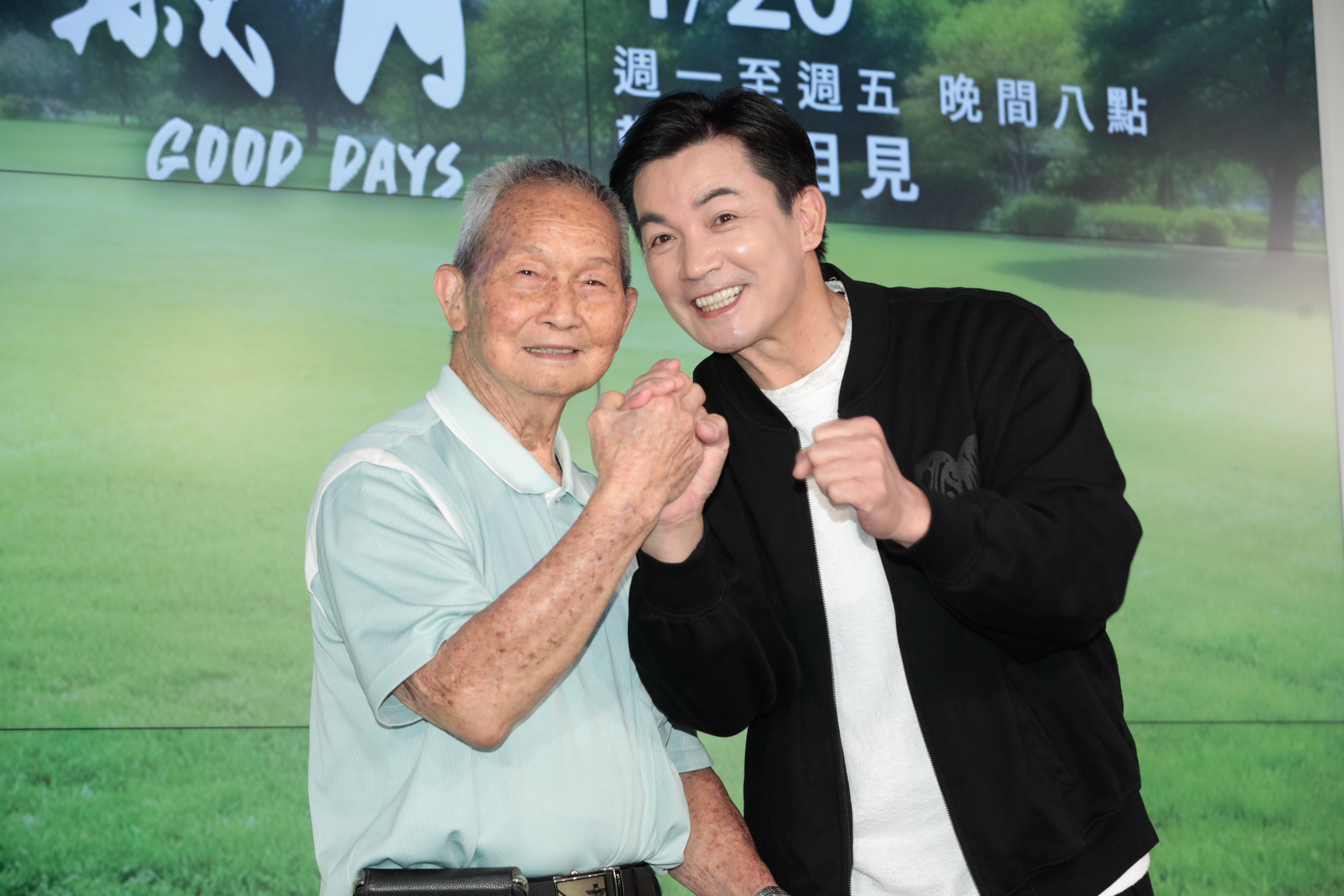 說伊正為戲戴助聽器真的聽不太到，今他開心與本尊合影。
