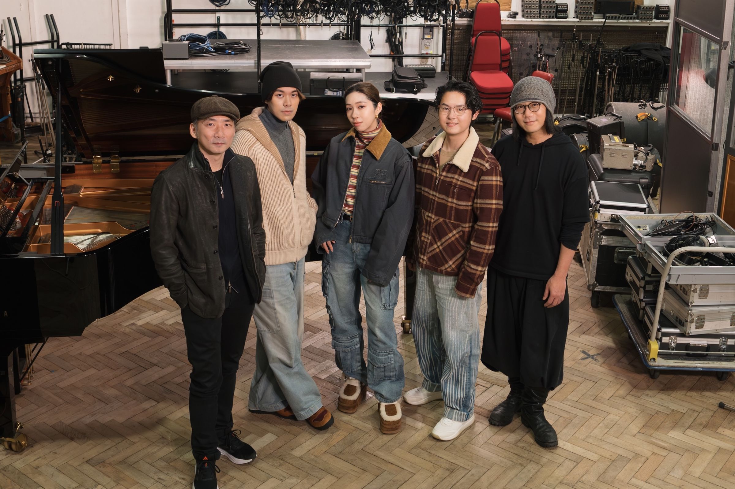 在倫敦錄音時,告五人也聯手石頭、瑪莎創作〈快樂的事記不起〉。(相信音樂提供)