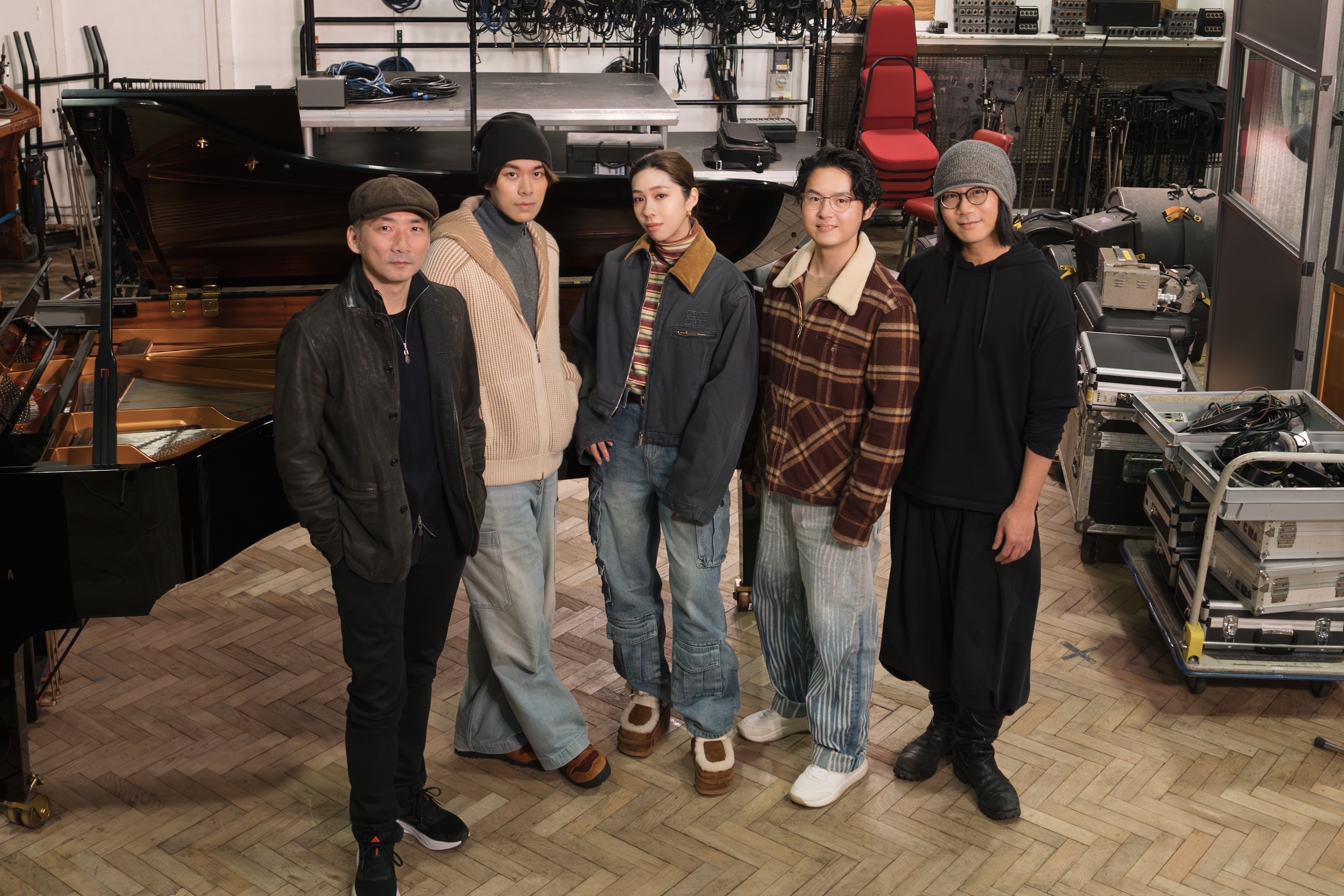 在倫敦錄音時，告五人也聯手石頭、瑪莎創作〈快樂的事記不起〉。（相信音樂提供）