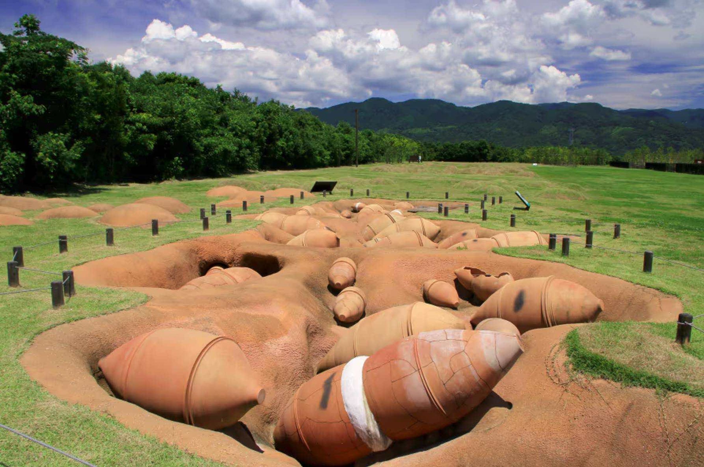 吉野里歷史公園北側設有重現彌生時代植被的「古代植物之森」,以及全長約300公尺、復原約500座甕棺墓的「甕棺墓列」,重現墓葬文化。(Snow Peak GROUNDS YOSHINOGARI提供)