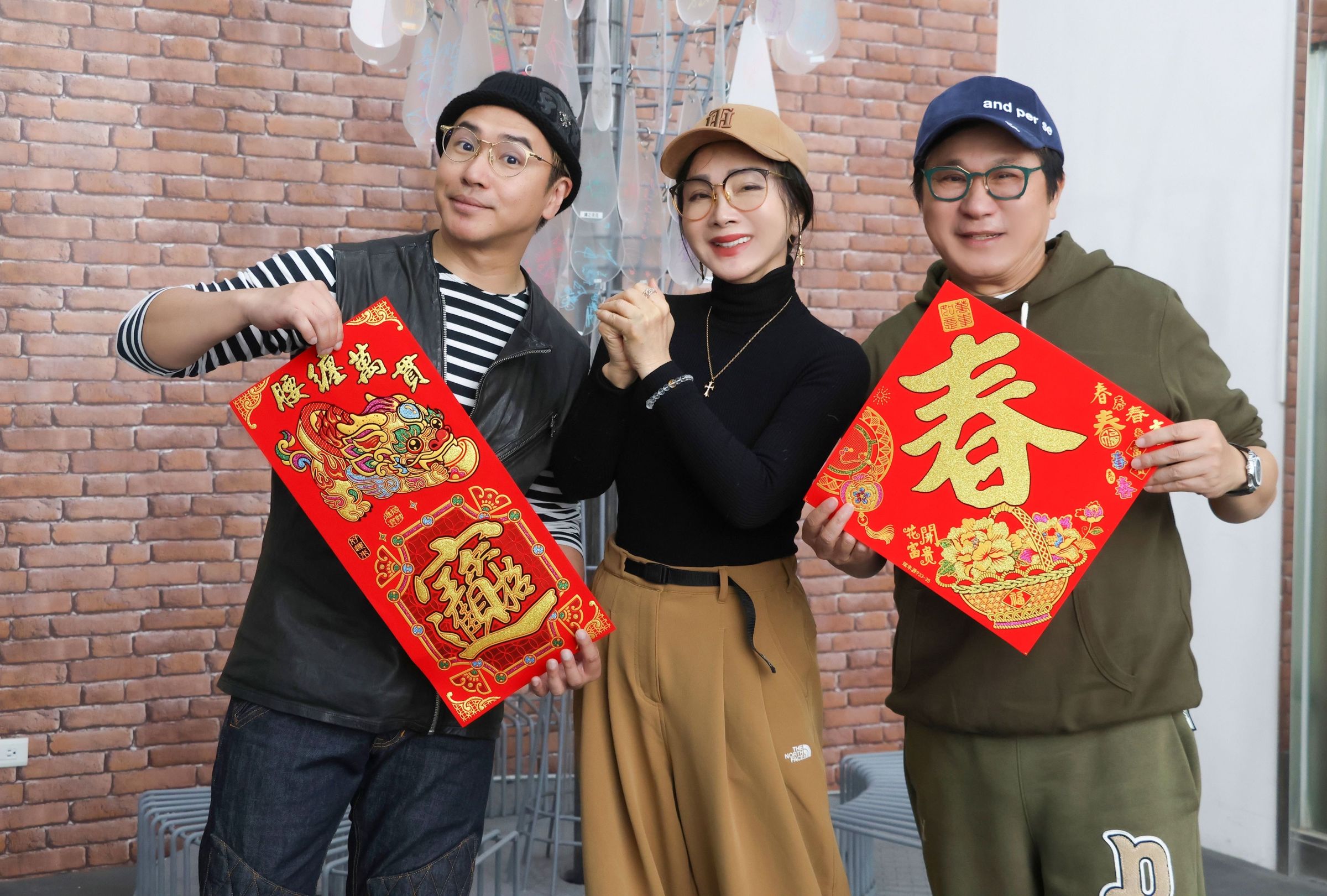 秀場天后陳美鳳(中)現身開嗓,胡瓜(右)、歐漢聲貼身服侍。(萬星傳播提供)