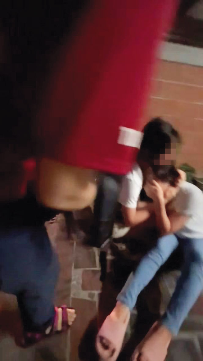 A小姐(右1)在衝突現場因焦慮症發作掩面痛哭,女兒(右2)則在一旁協助安撫。(讀者提供)
