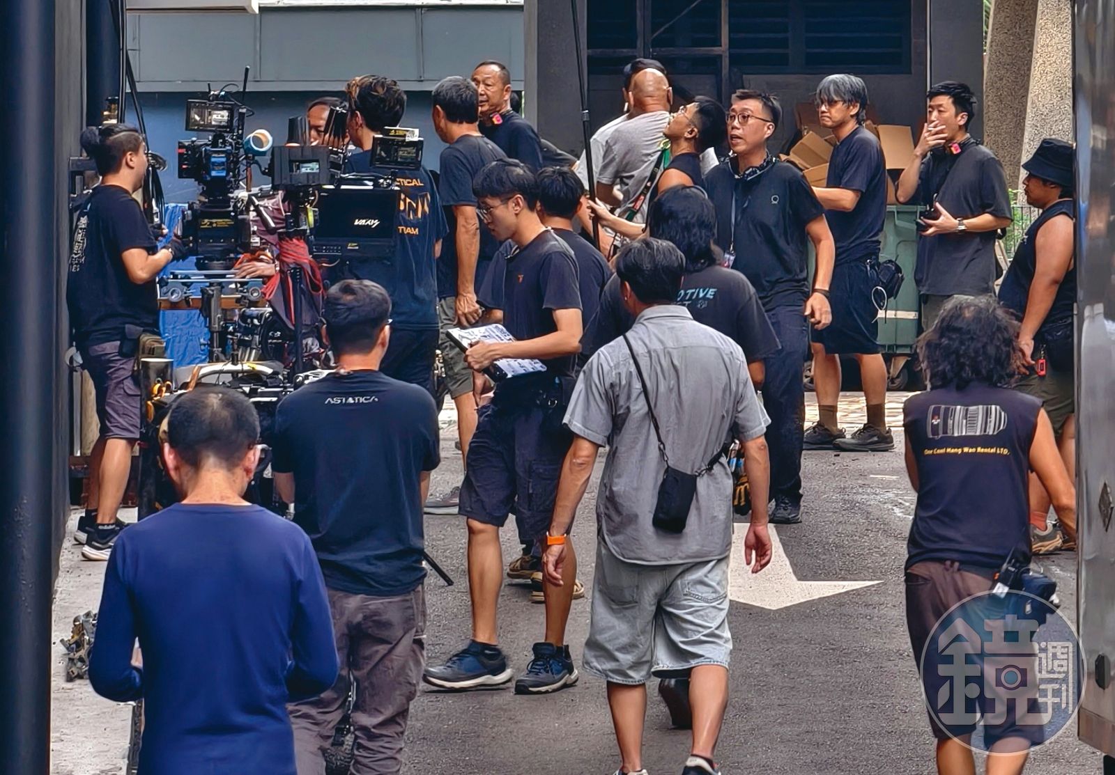 劇組封街拍攝，動員諸多拍攝器材及工作人員，當地市政局也派員到場維持交通。（讀者提供）