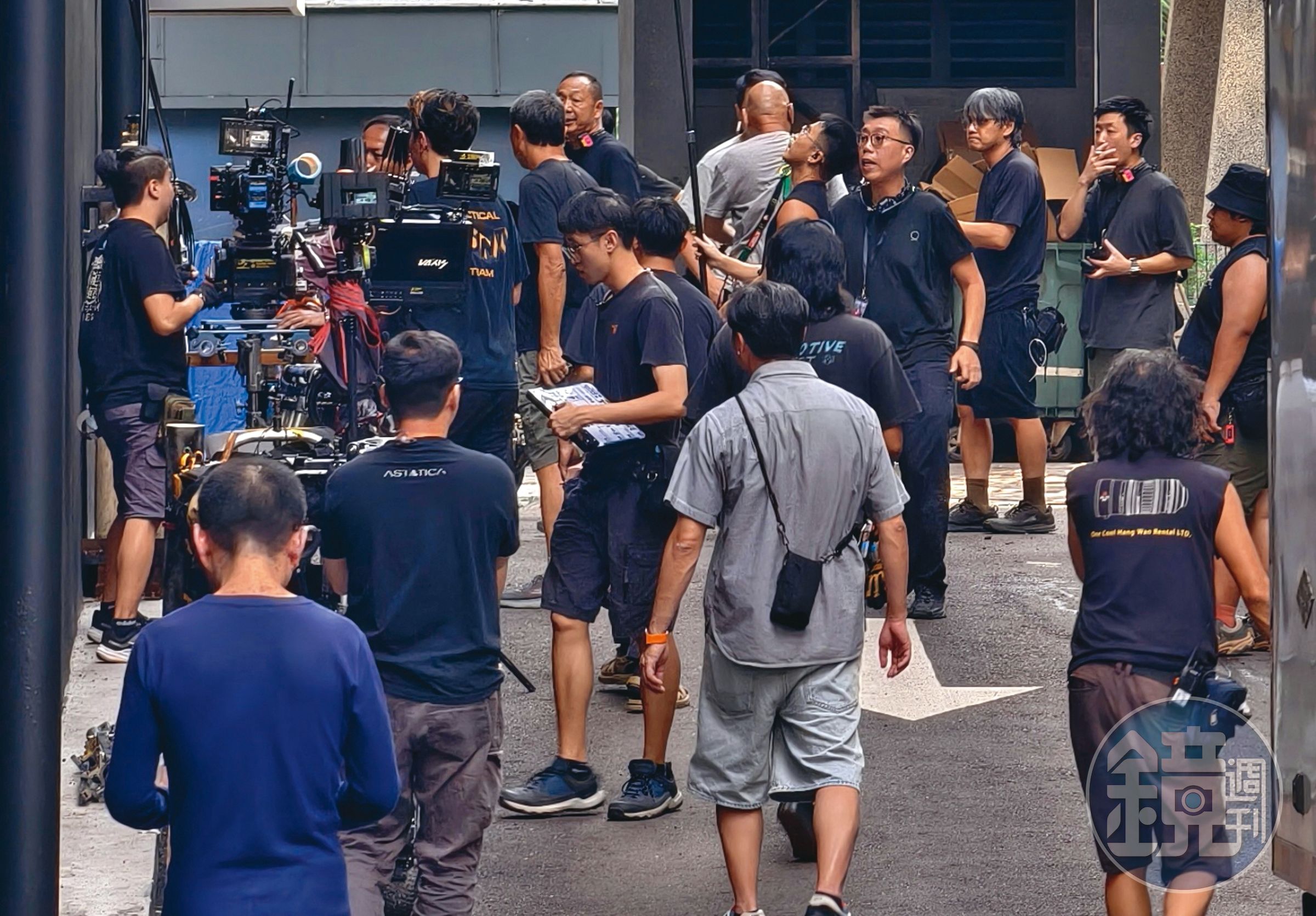 劇組封街拍攝,動員諸多拍攝器材及工作人員,當地市政局也派員到場維持交通。(讀者提供)