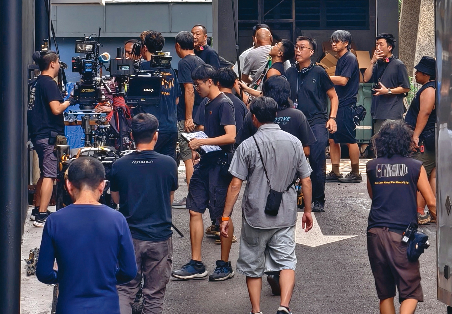 劇組封街拍攝，動員諸多拍攝器材及工作人員，當地市政局也派員到場維持交通。（讀者提供）