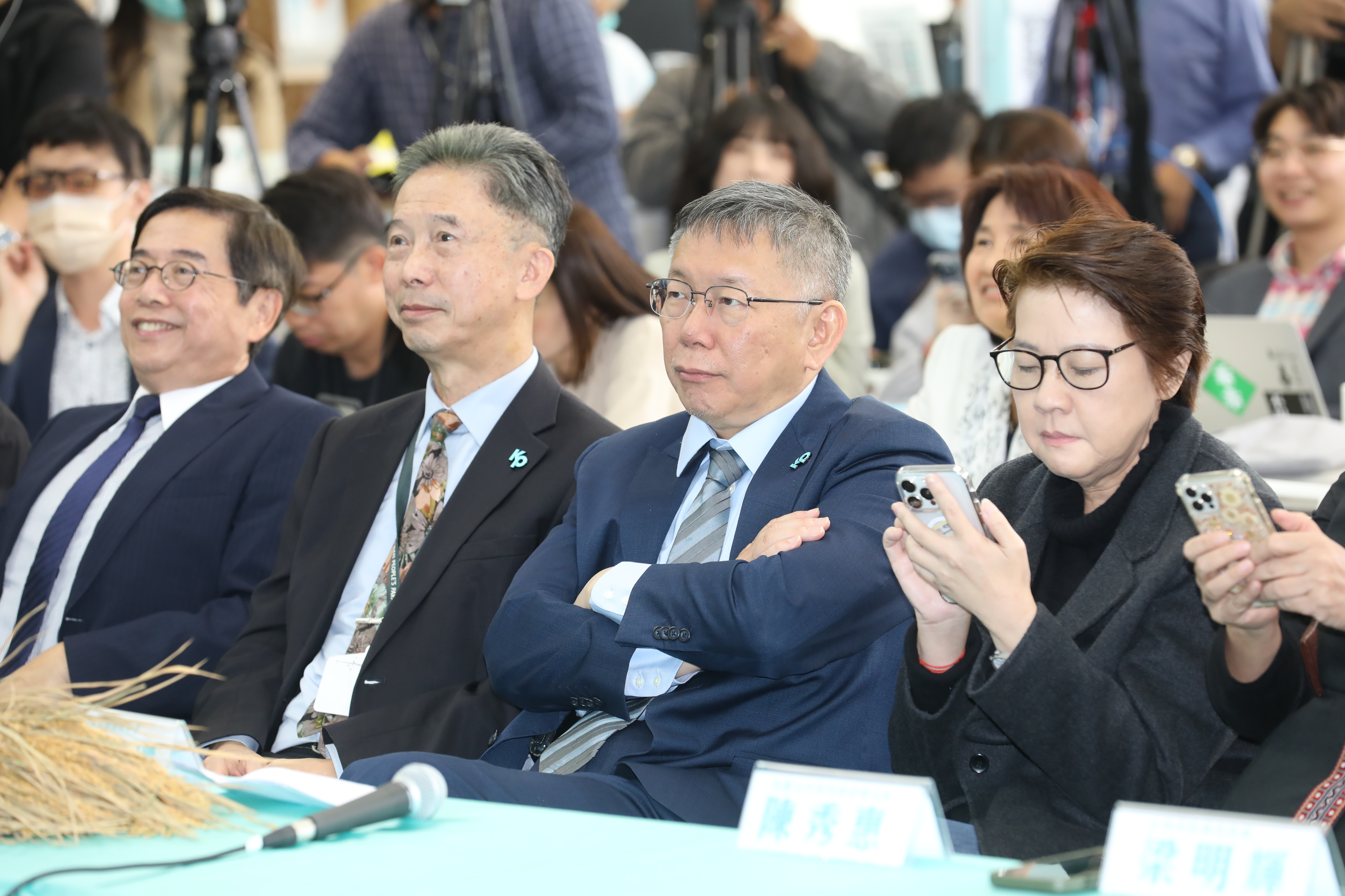 傳出柯辦競選總幹事黃珊珊、柯辦發言人陳智菡均表達請辭。