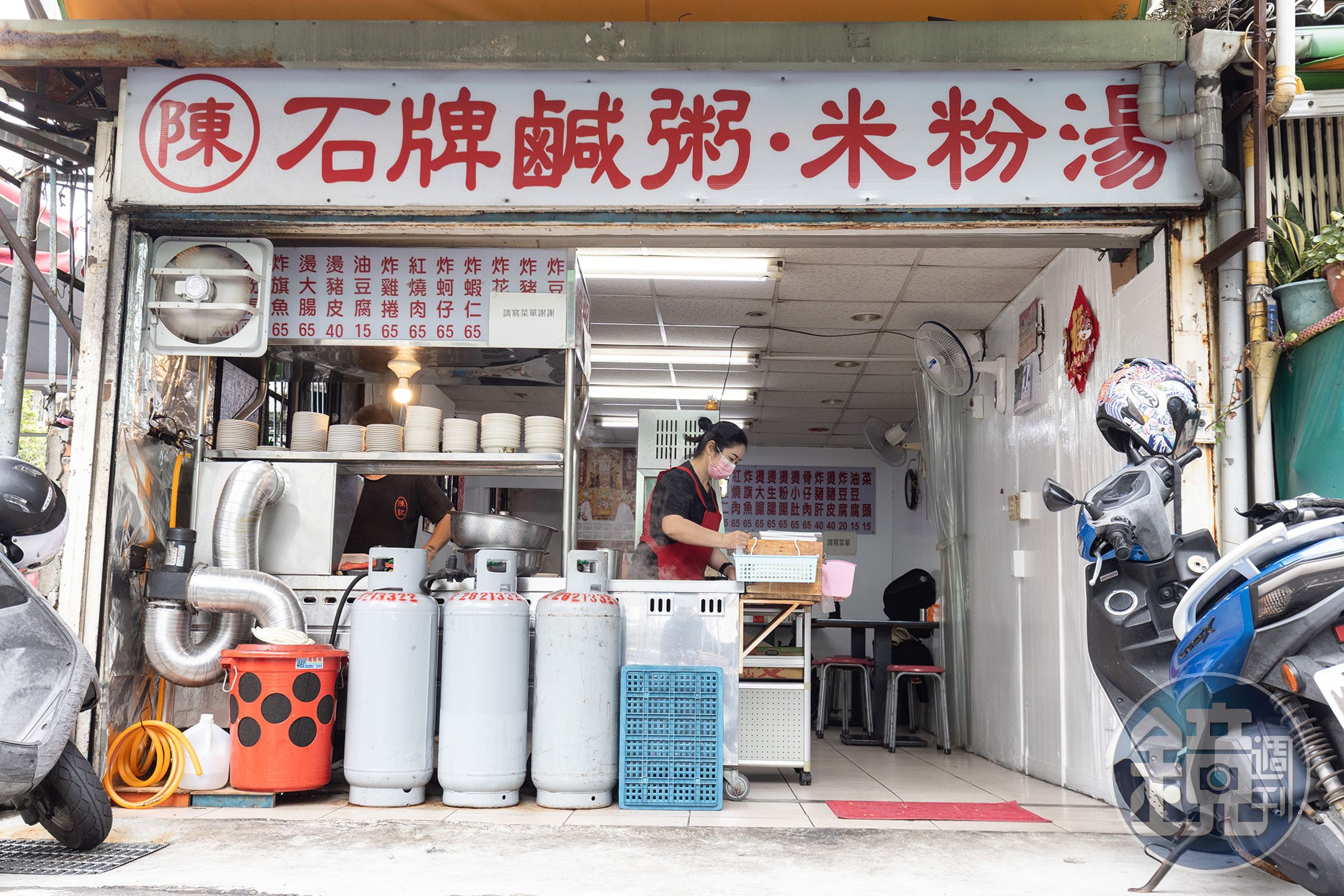 「石牌鹹粥」是北投金龍市場裡的知名早餐店家。