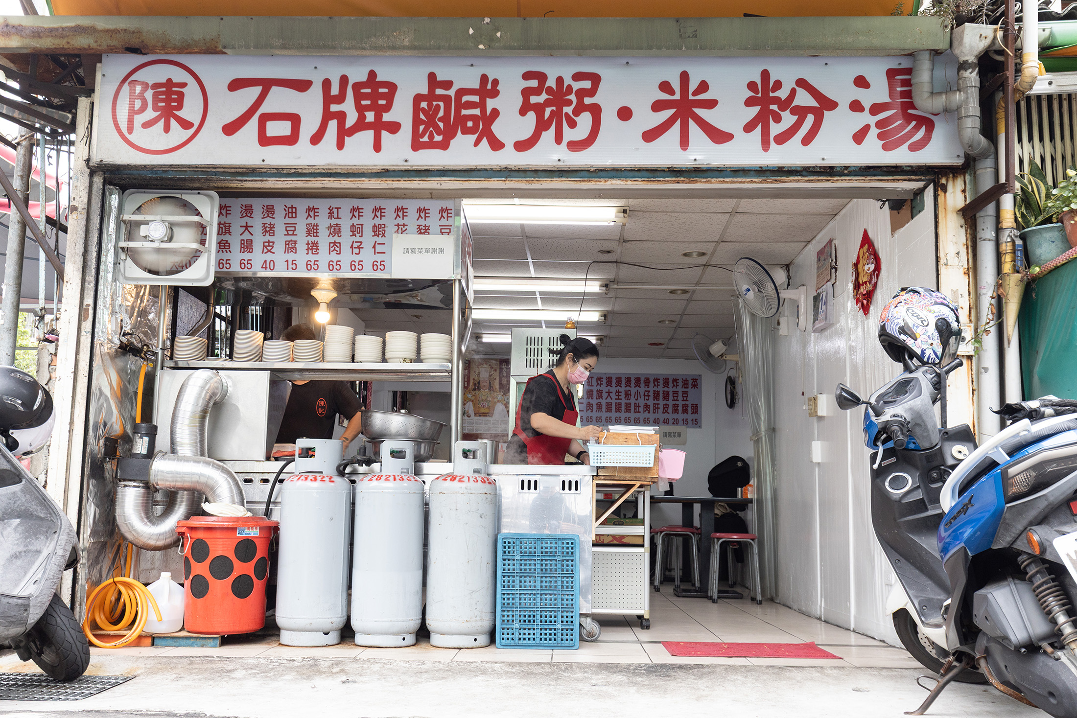 「石牌鹹粥」是北投金龍市場裡的知名早餐店家。