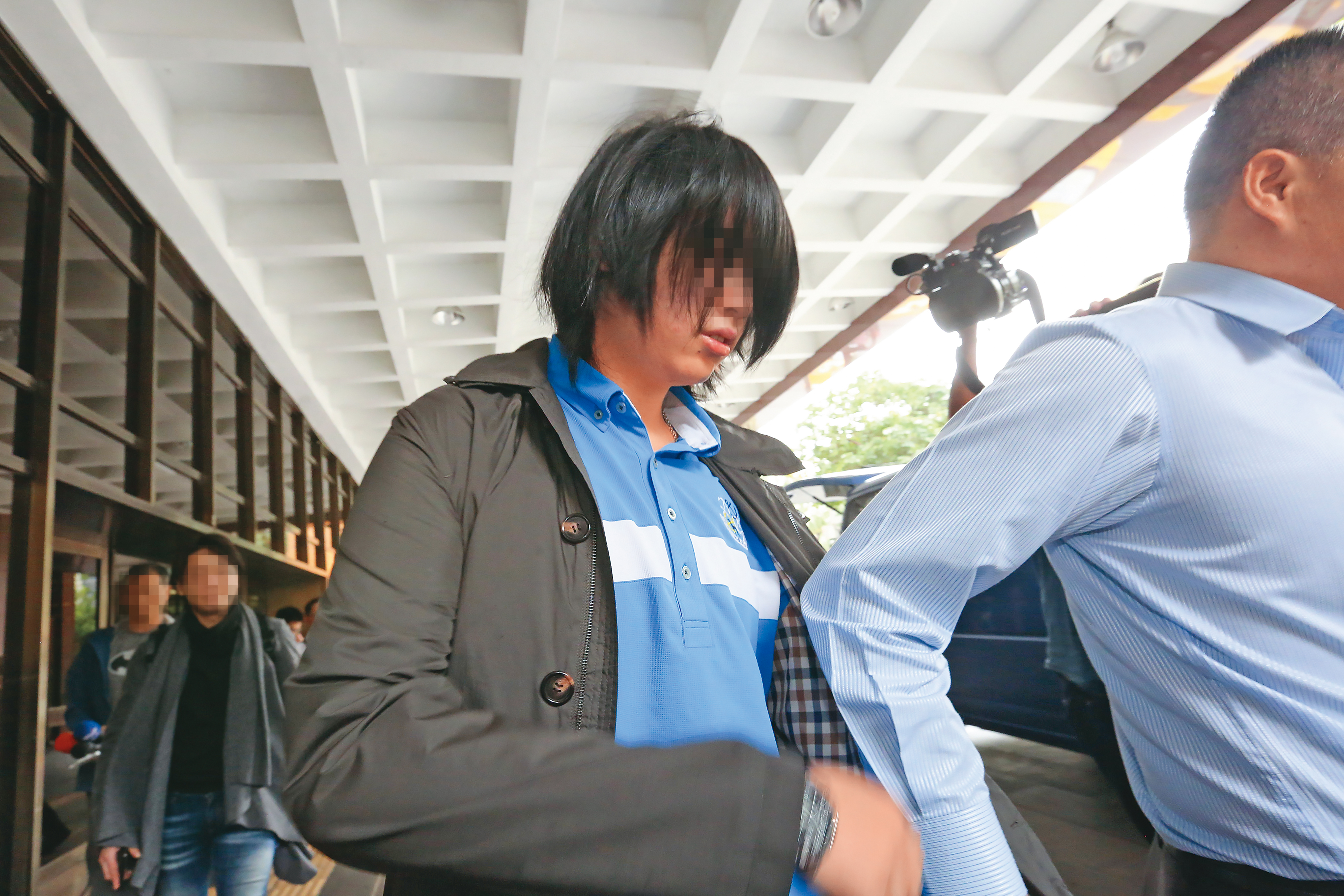 王文洋與呂安妮的兒子王銓勵（左）因父母間的訴訟，2018年19歲時首次在媒體前曝光。