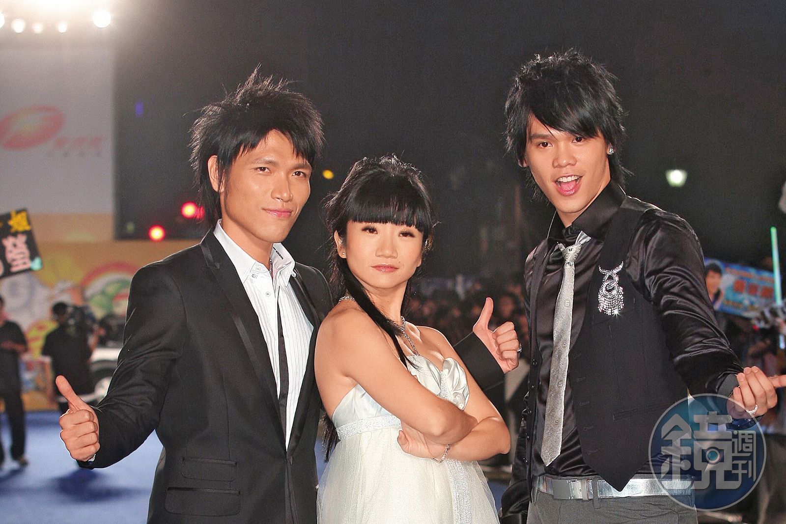 楊宗緯（左）在《超級星光大道》一戰成名，還跟主持人陶晶瑩（中）、選手盧學叡（右）走上金鐘獎紅毯。（圖／鏡週刊）