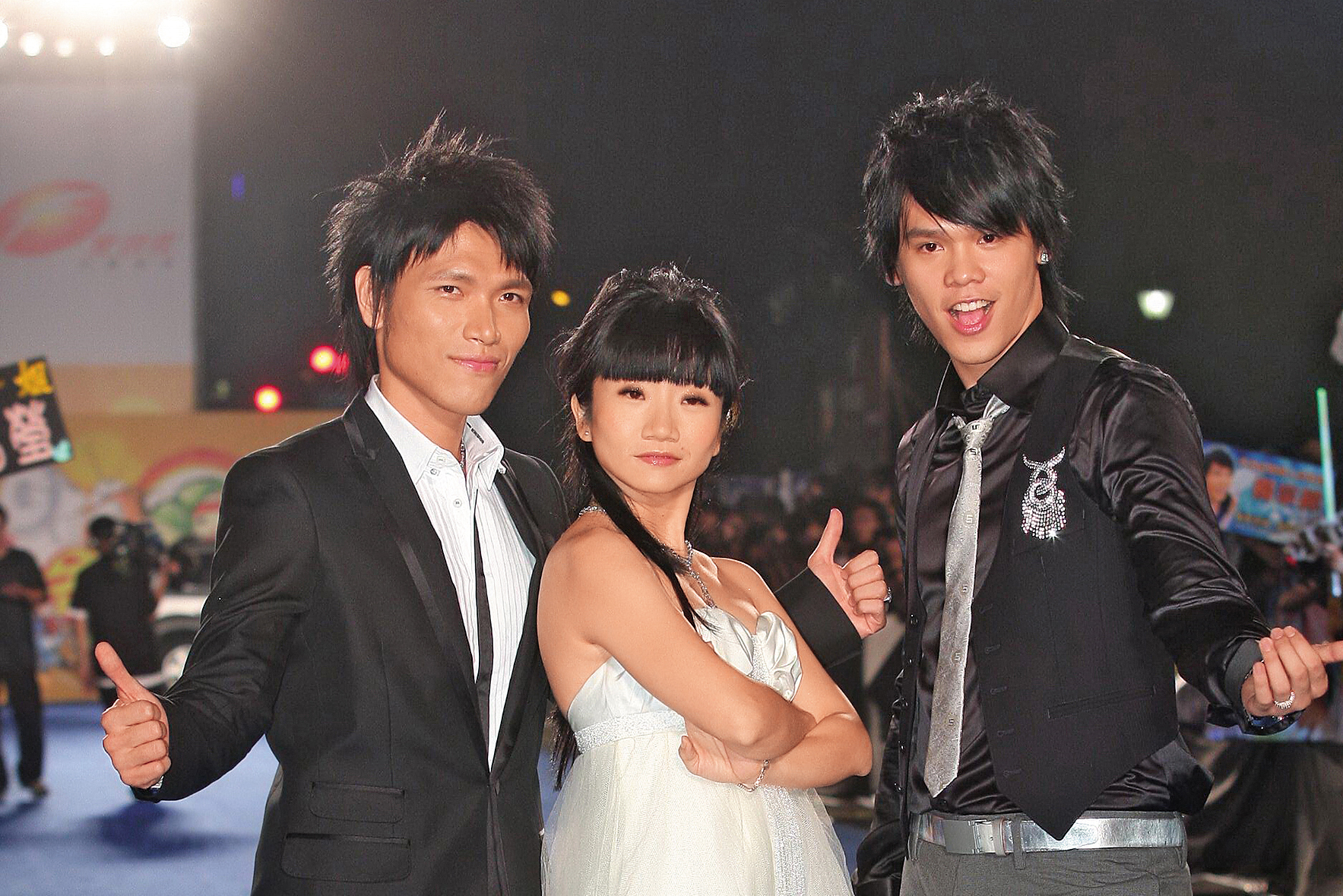 楊宗緯（左）在《超級星光大道》一戰成名，還跟主持人陶晶瑩（中）、選手盧學叡（右）走上金鐘獎紅毯。