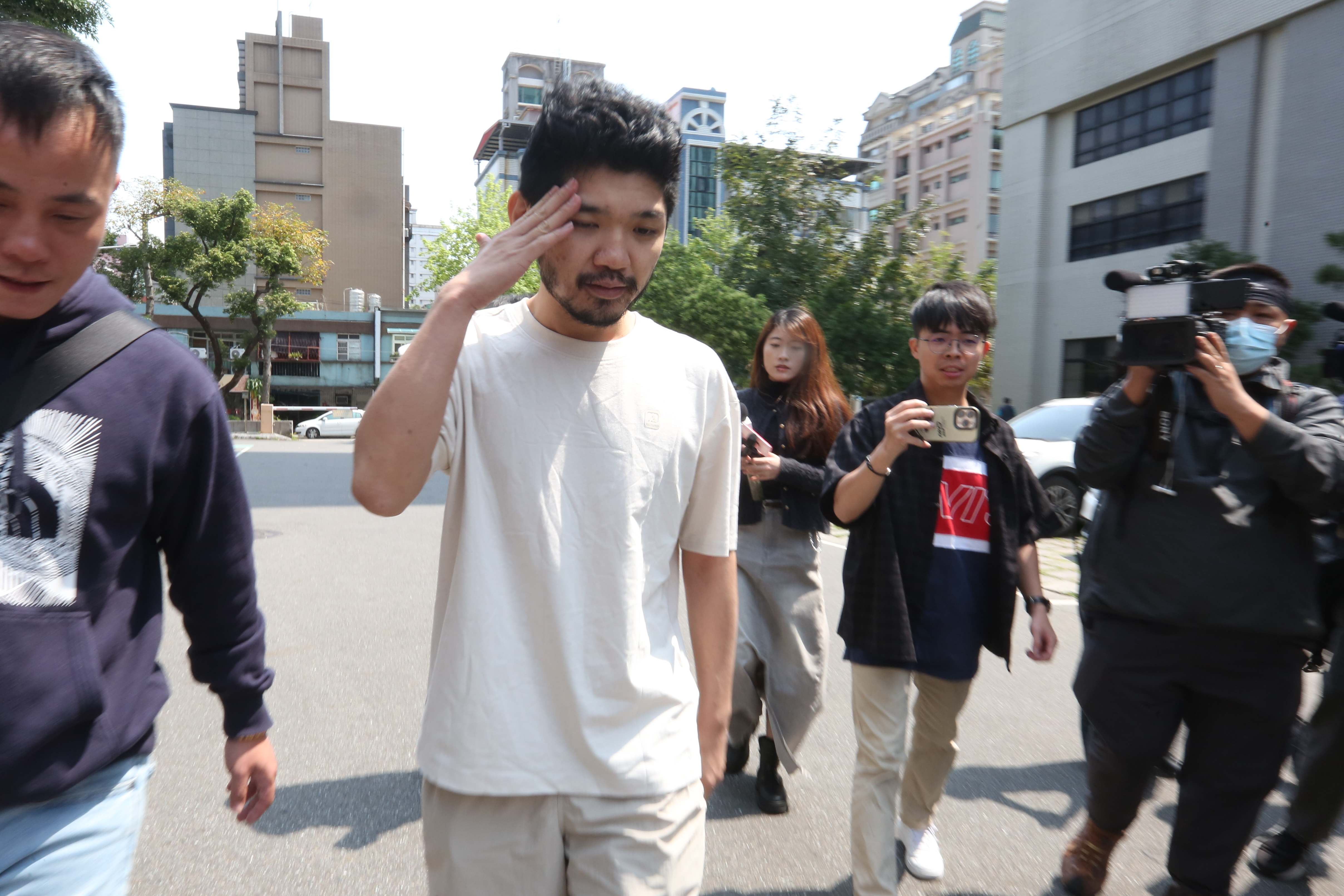 晚安小雞昨抵台立刻被押解歸案，今中午被無保請回、限制住居。（鏡報姜永年）