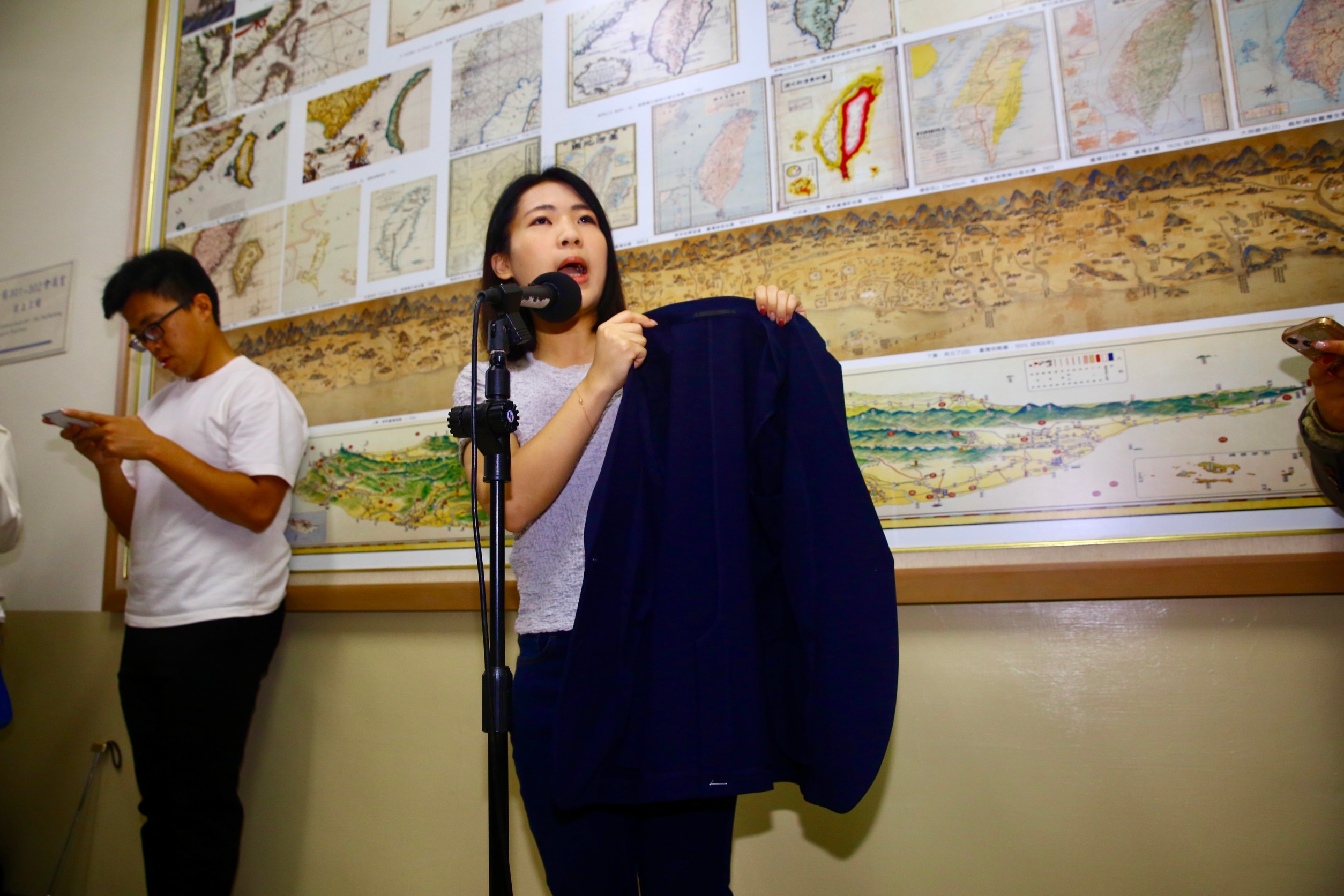 徐巧芯今早受訪時脫下自己的西裝外套要證明自己都是穿平價品牌。