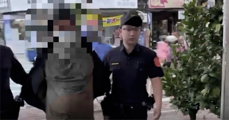 男子為家產揮刀，「滿身是血」遭送辦。（翻攝畫面）