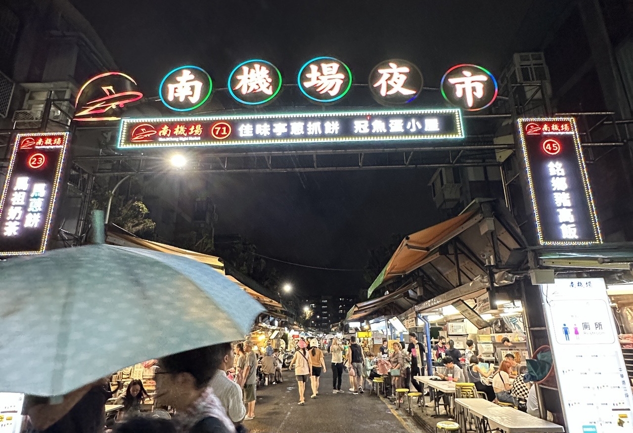 近日有網友抱怨，實境節目《夜市王》播出後，導致南機場夜市排隊人潮變多。（示意圖，本刊資料照）