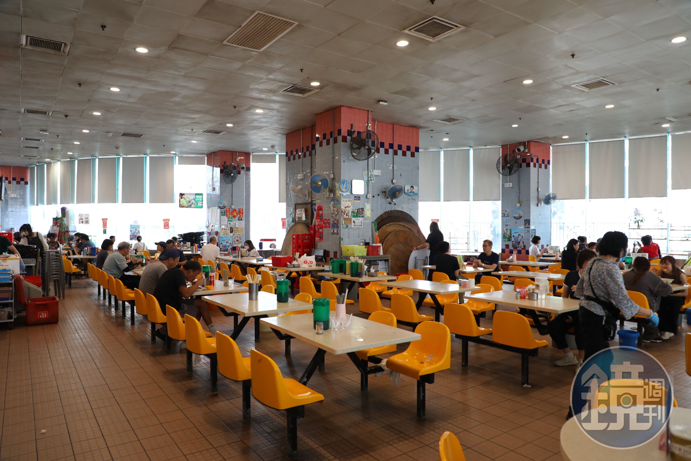 下午時段的熟食中心用餐區，幾乎全是昌記的客人。