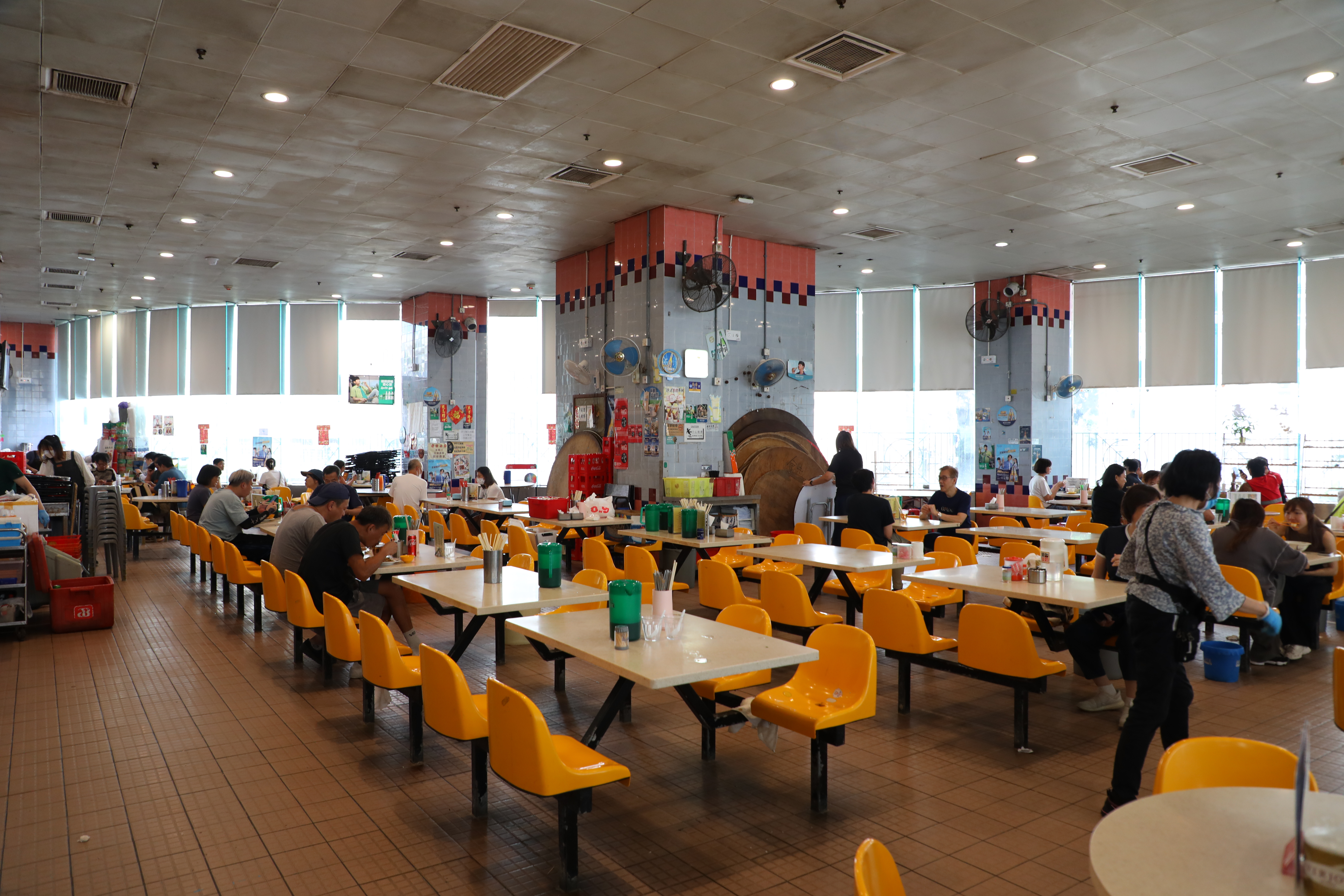 下午時段的熟食中心用餐區，幾乎全是昌記的客人。