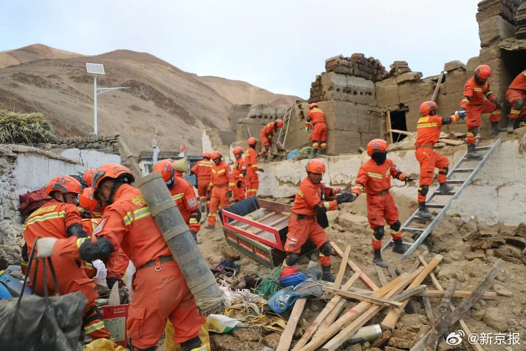中國政府多個單位，共派出14,668人前往災區救援。（翻攝自微博@新京報）