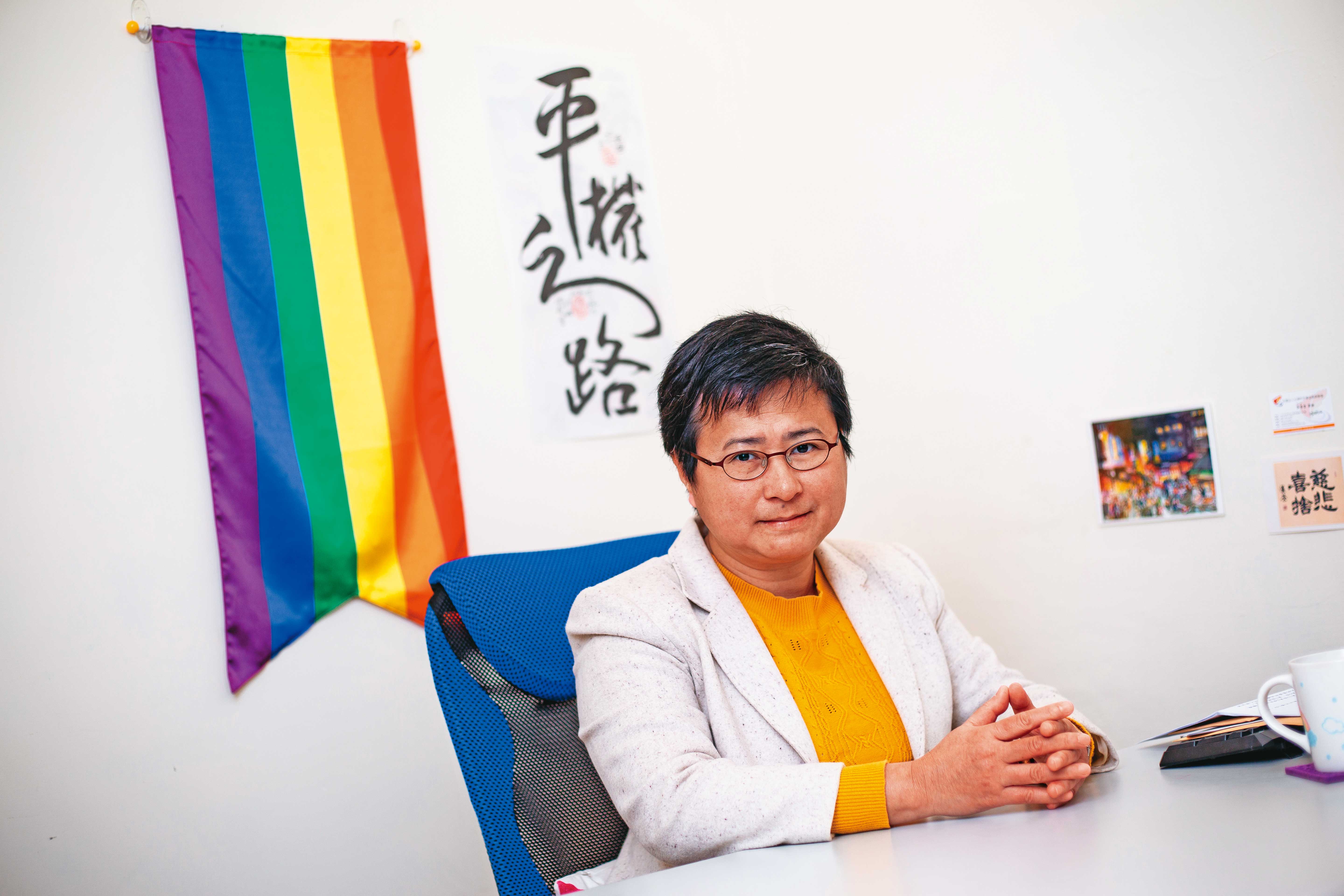 伴盟創會理事長、律師團召集人許秀雯認為，政府應盡快修改法規，否則勝訴判例僅有個案效力，有需求者仍無法換證。