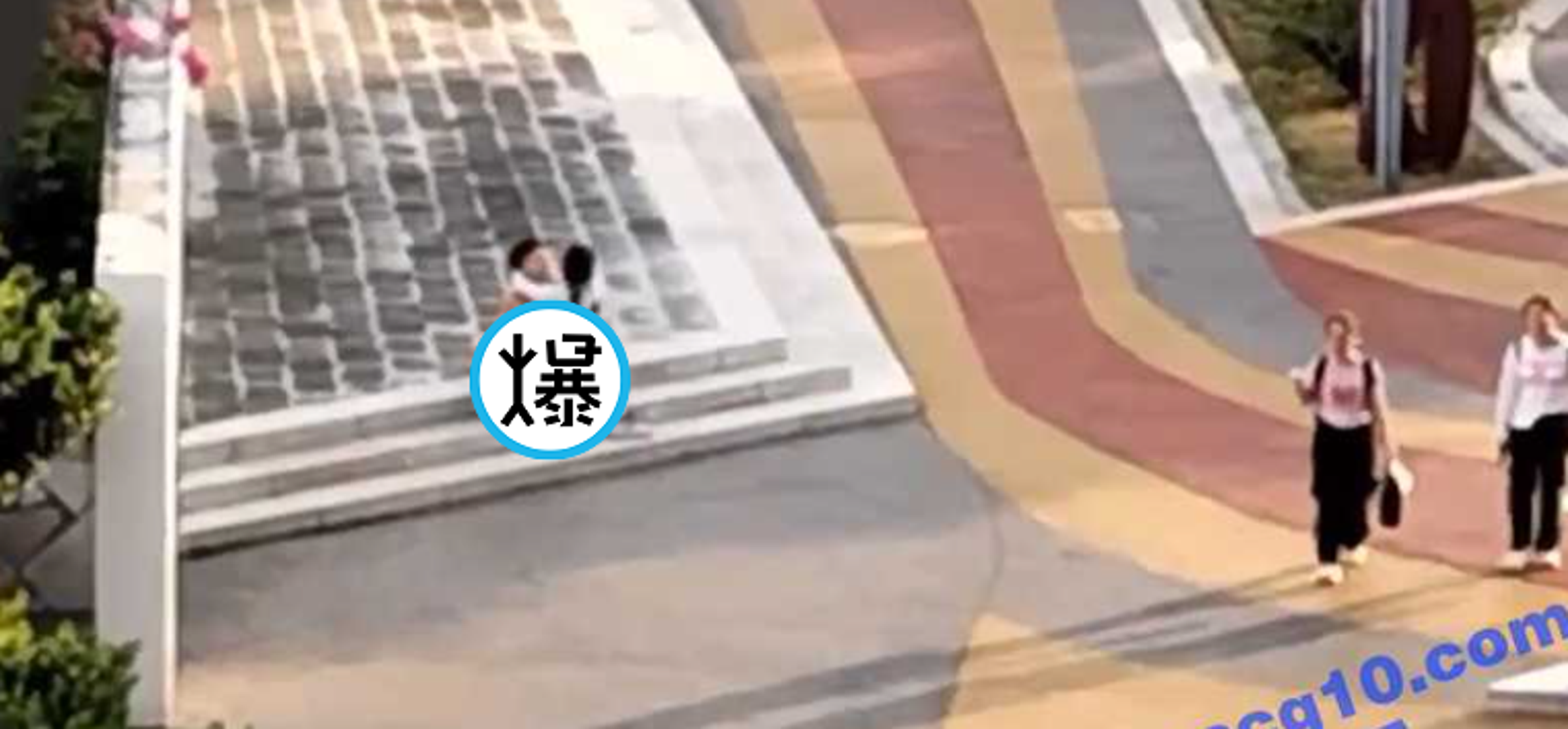 校園情侶無視路人當眾野戰，女大生直擊活春宮又驚又喜。（翻自《吃瓜網》）