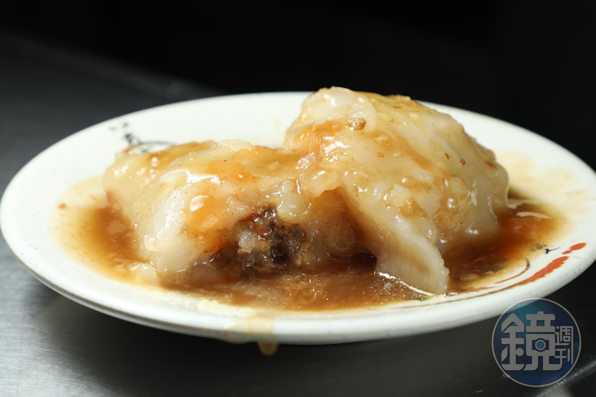 「葉記肉圓」的肉圓採用清蒸的方式，外皮厚實卻相當軟嫩，包裹細緻的肉末，搭配琥珀色醬汁與濃郁蒜汁，十分美味。（何宗昇攝）