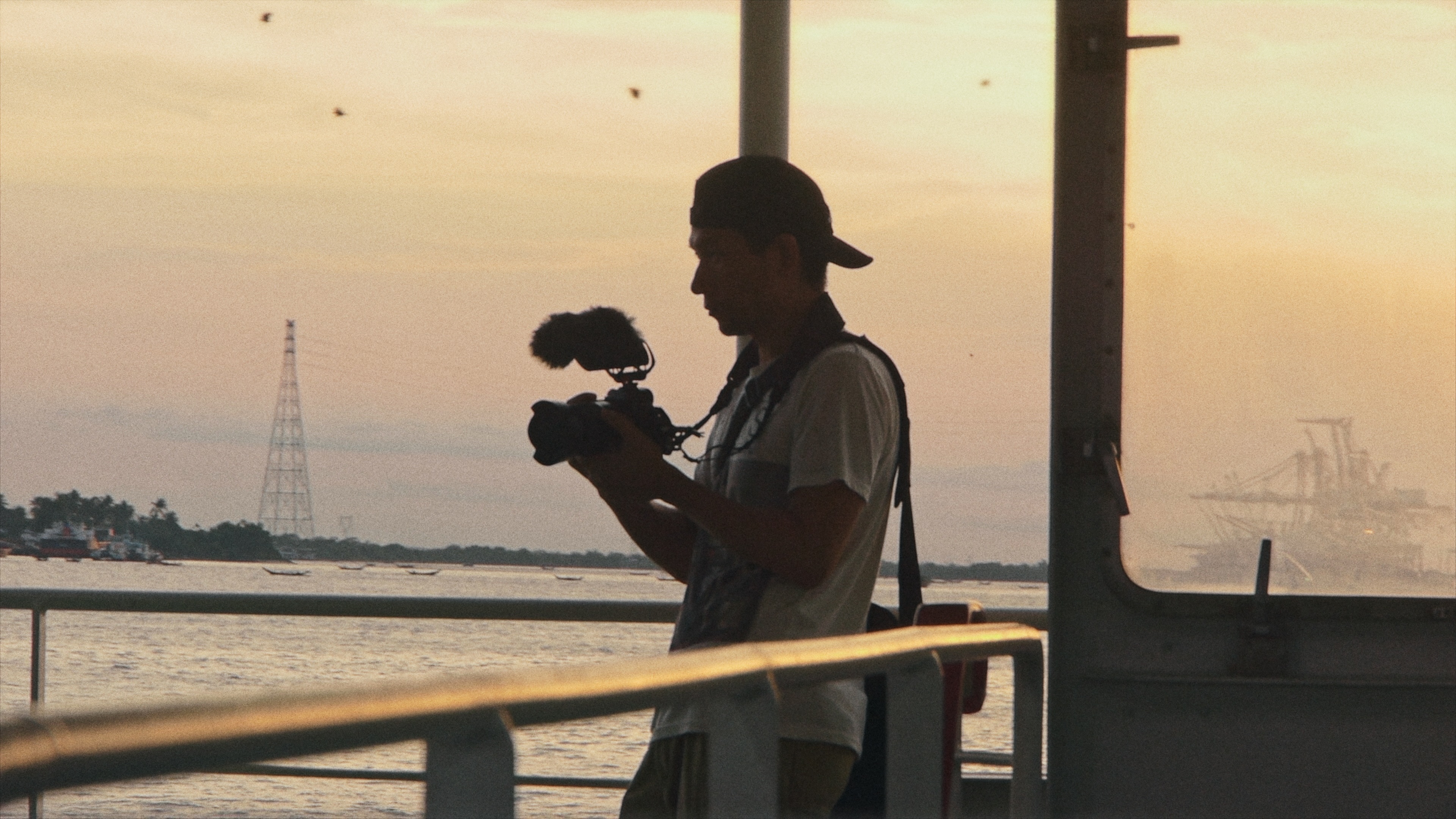 趙德胤執導的紀錄片《櫻桃號》多由他親自以手持攝影機拍攝。（公視提供）