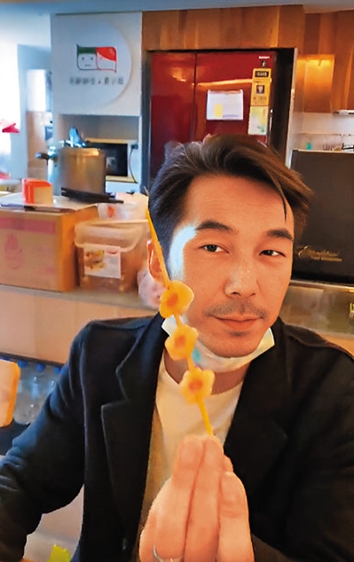 李李仁目前擔任辣杯杯公司監察人，曾在直播中代言麻辣商品。（翻攝陶晶瑩臉書）