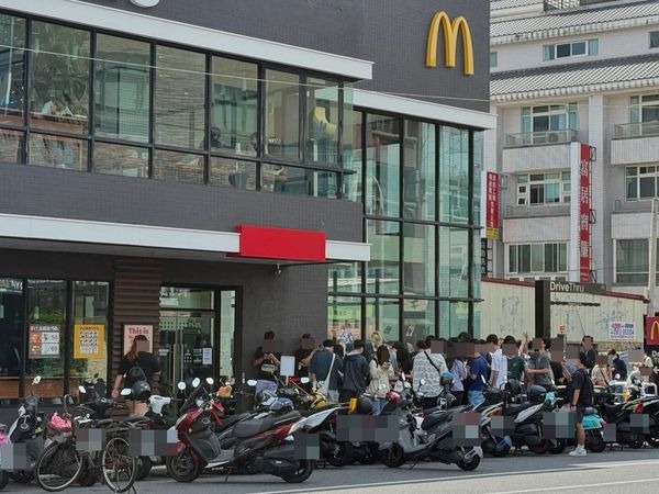 麥當勞與人氣動漫《獵人》聯名周邊商品，今（23日）上午11時開賣，門市湧入人潮。（翻攝自外送員的奇聞怪事臉書）