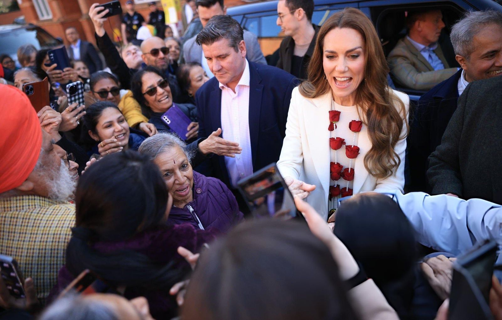 凱特到英國的印度社區，受到當地民眾熱烈歡迎。（翻攝X@isaguor）