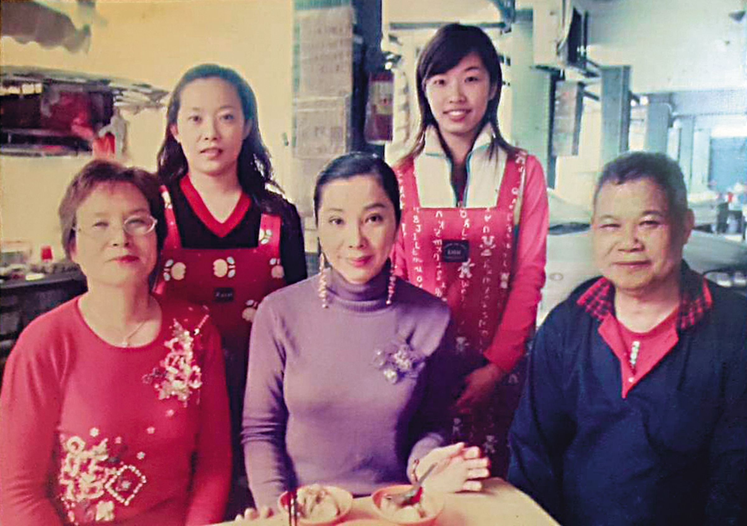 池記肉圓是在地人大推的小吃，陳美鳳（前中）主持的美食節目也曾訪問第一代老闆池清風（前右）。（池欣頻提供）