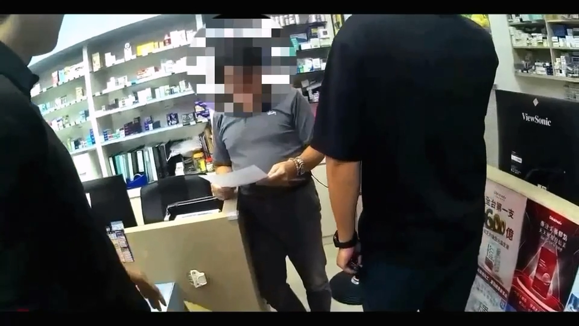 警方昨(5)日二度前往藥局搜索。警方提供