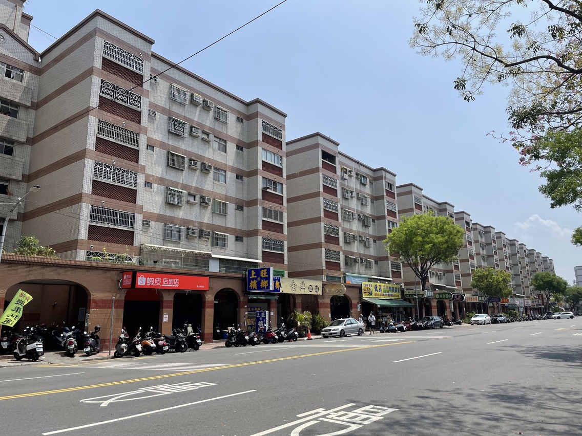 鳳山中崙地區發展已久，近期受惠市府建設消息明朗討論度日漸升溫，區域內中崙國宅為指名度相當高的物件。（信義房屋提供）