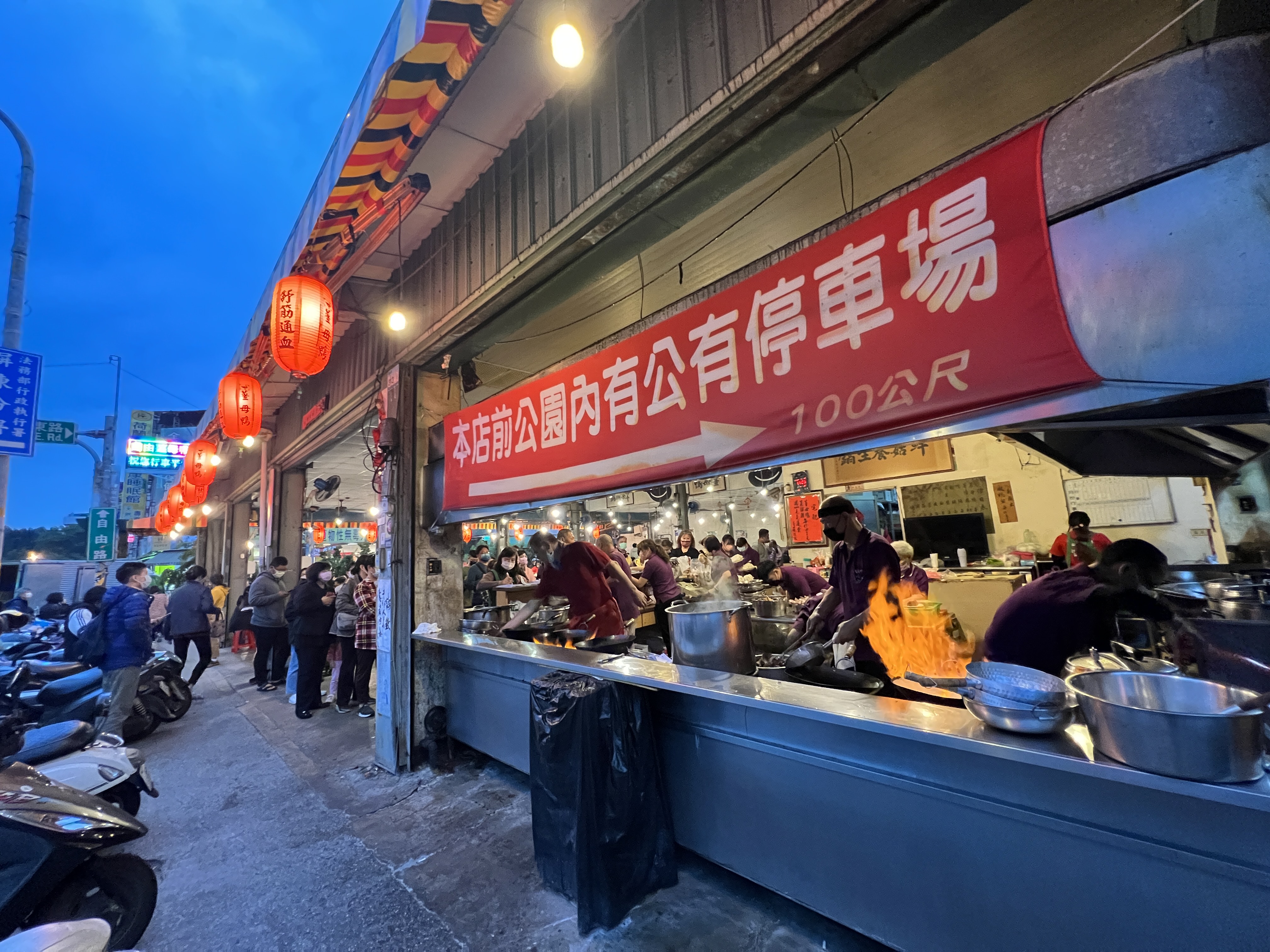 「自由薑母鴨」是屏東冬日的超人氣火鍋店，外觀沒有大招牌，只掛了一排紅燈籠。