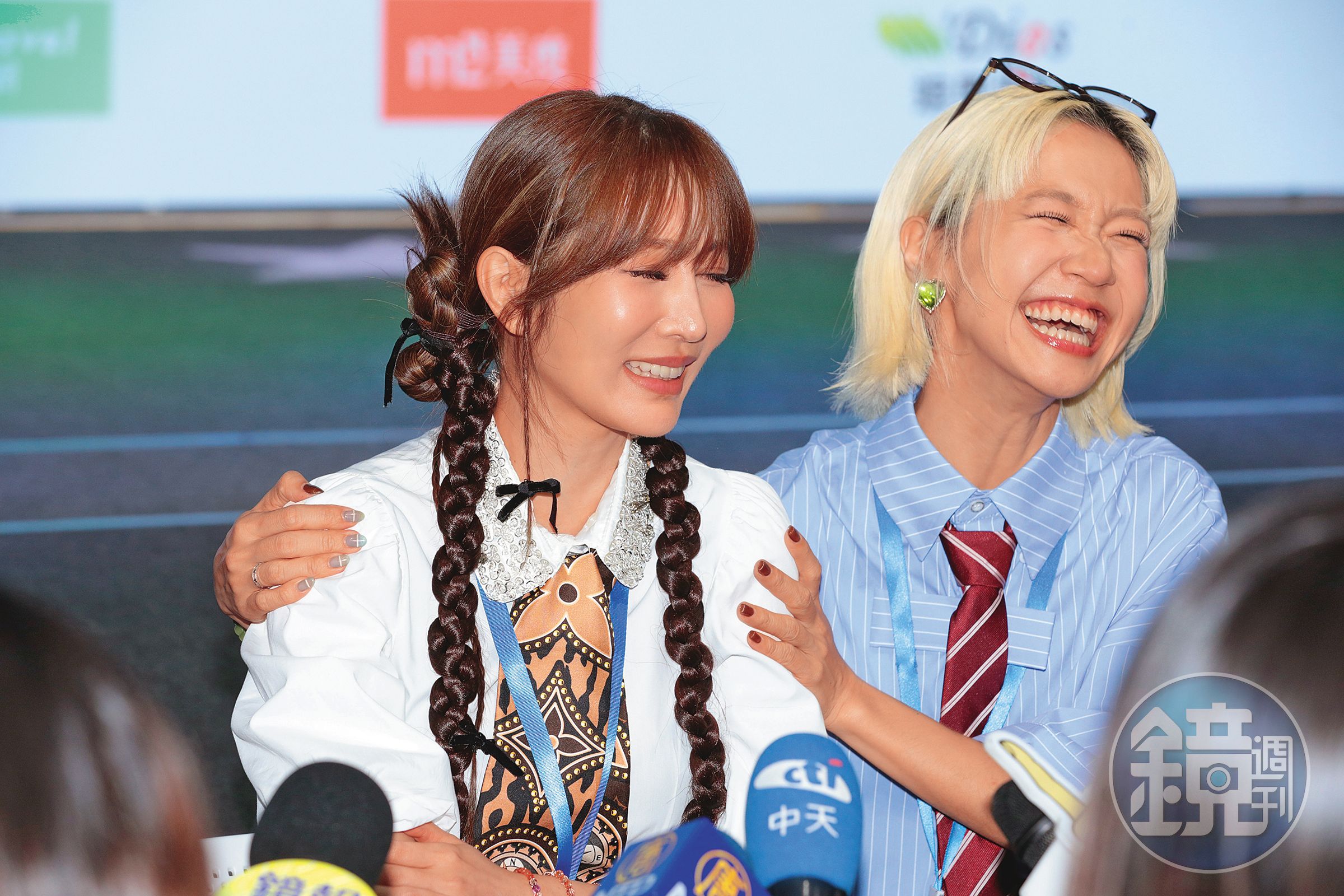 是小編的錯覺嗎?曾莞婷(左)去了趟韓國回來,怎麼覺得臉有點僵?該不會是…冷風吹太多了?(←話轉很硬)右為Lulu。